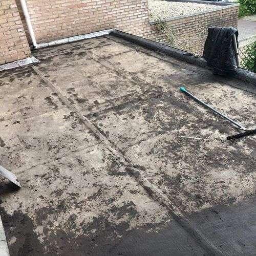 Schoonmaken van een plat dak in Sint-Michielgestel