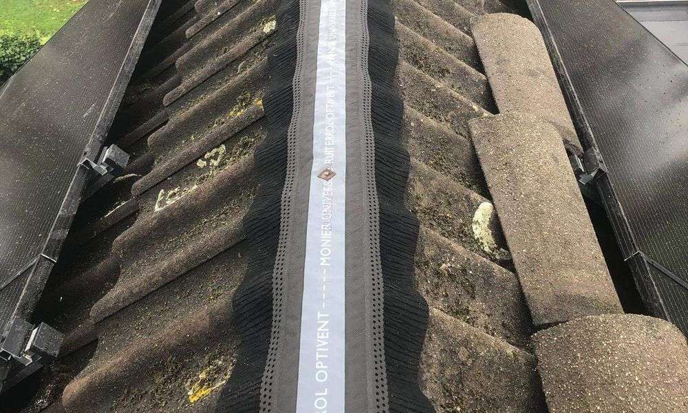 Onderhoud aan de nokpannen in Sint-Michielgestel